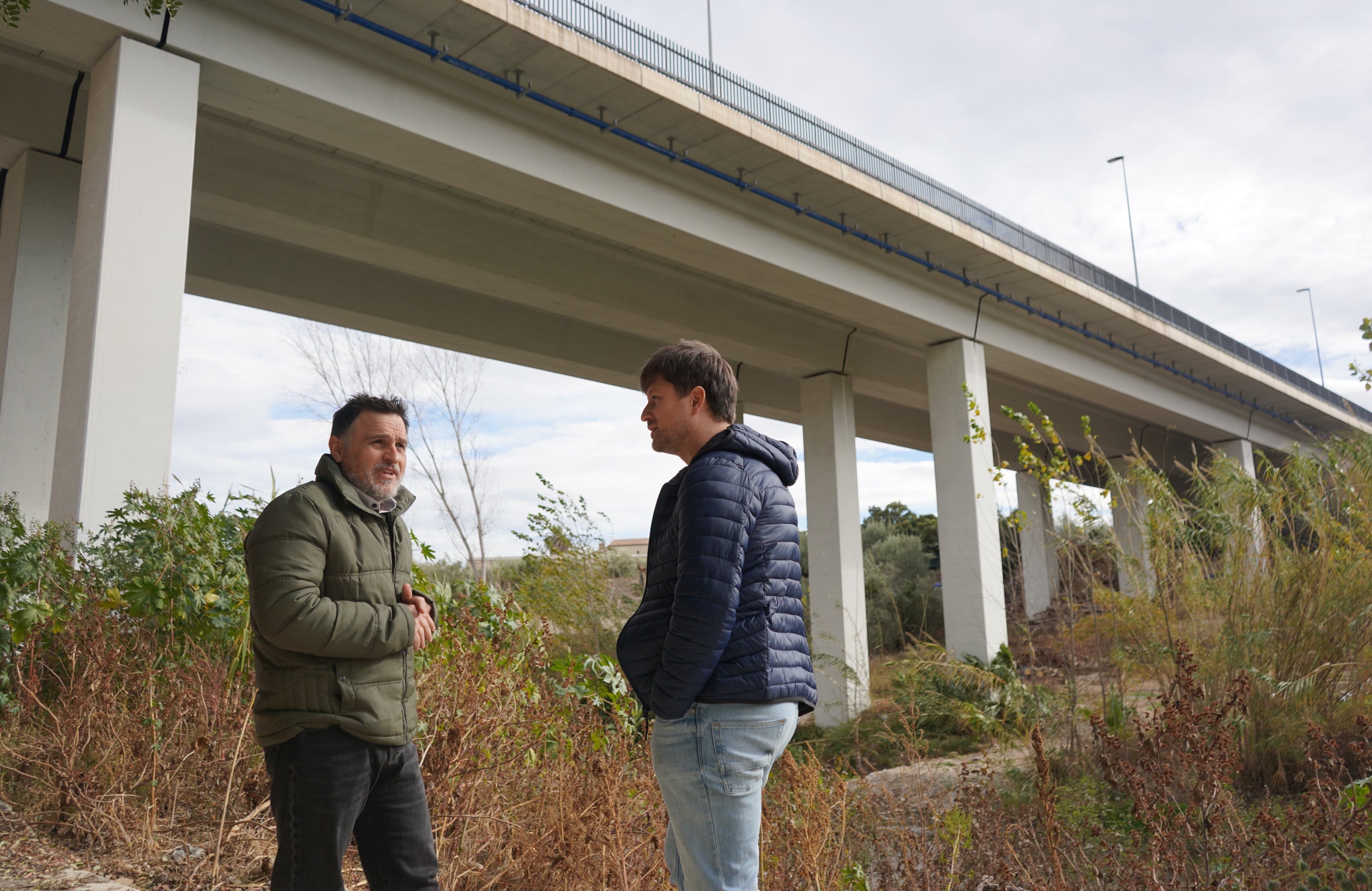 Els regidors Òscar borrell i Jordi Vallés visitant una de les obres.