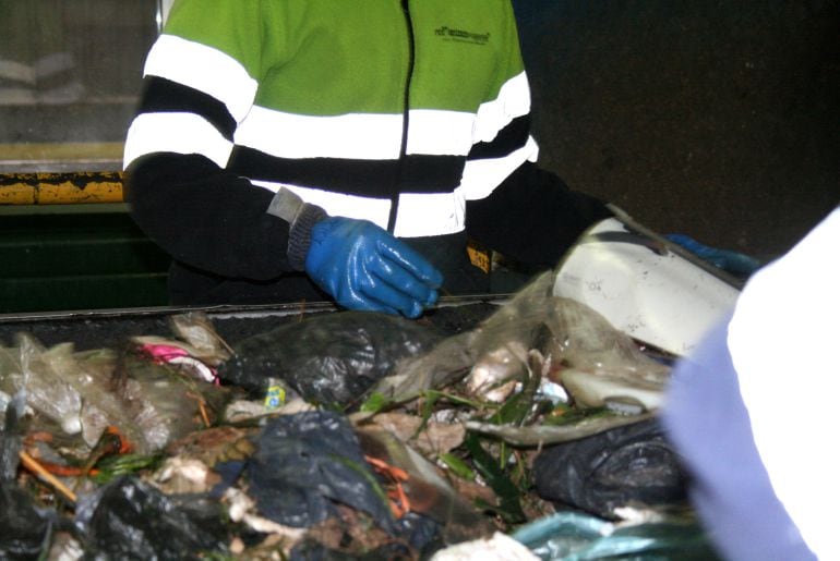 El cuerpo sin vida del bebé fue hallado por las trabajadoras de la empresa en la línea de separación de basuras