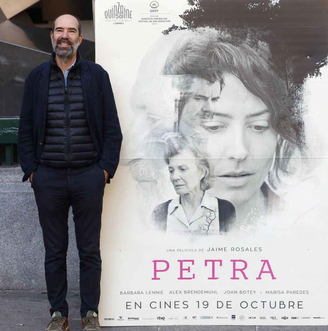 El director de cine Jaime Rosales posa durante el photocall de la película Petra con la que el cineasta busca ampliar su público. 