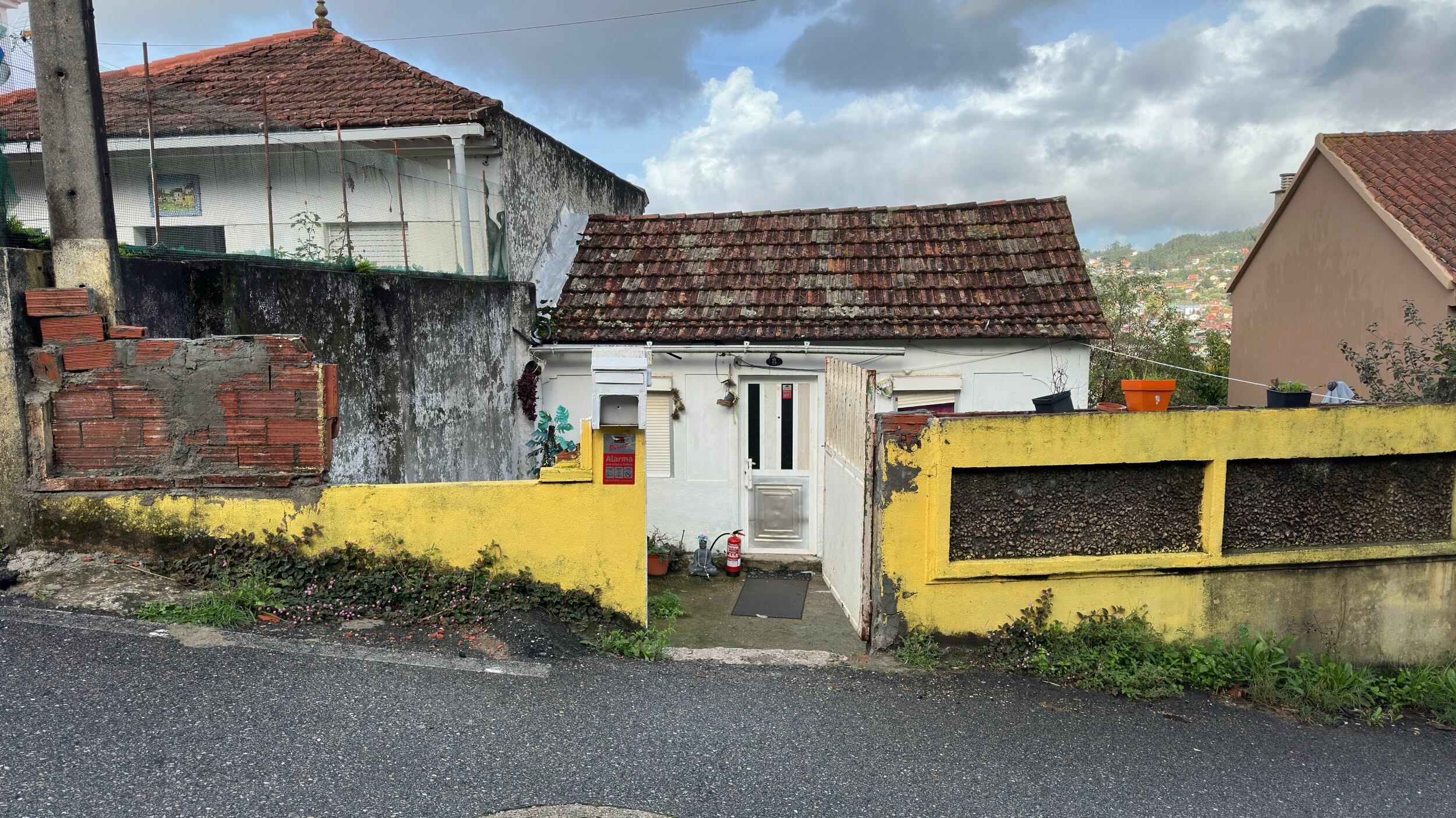 Los vecinos denuncian vandalismo constante y una vivienda habitada de forma ilegal en Cabral
