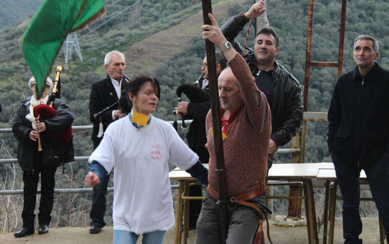 Sandra agradeció emocionada el apoyo de sus vecinos y particpó en las actividades