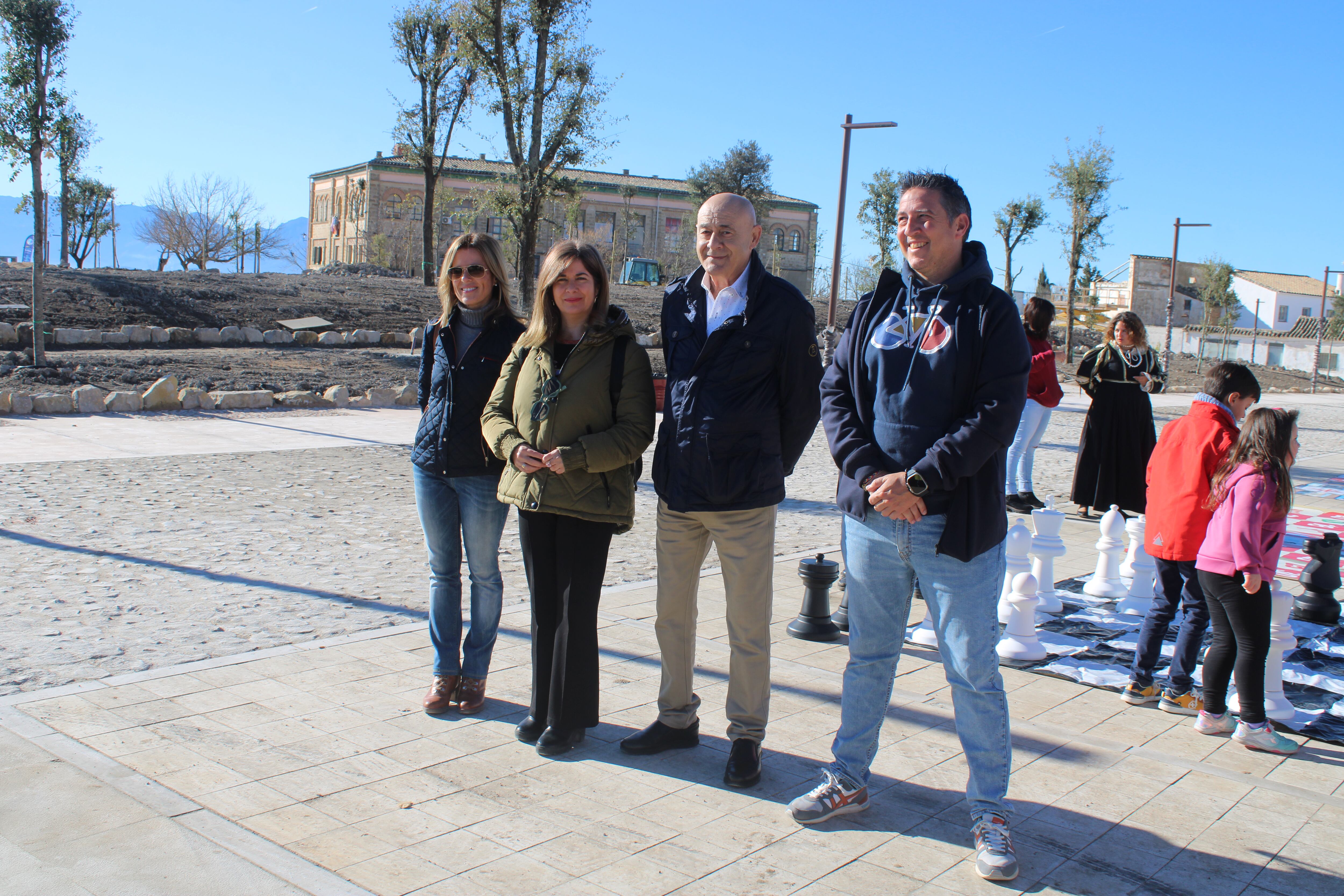 Alcaldesa y concejales del Equipo de Gobierno visitan las Eras del Alcázar