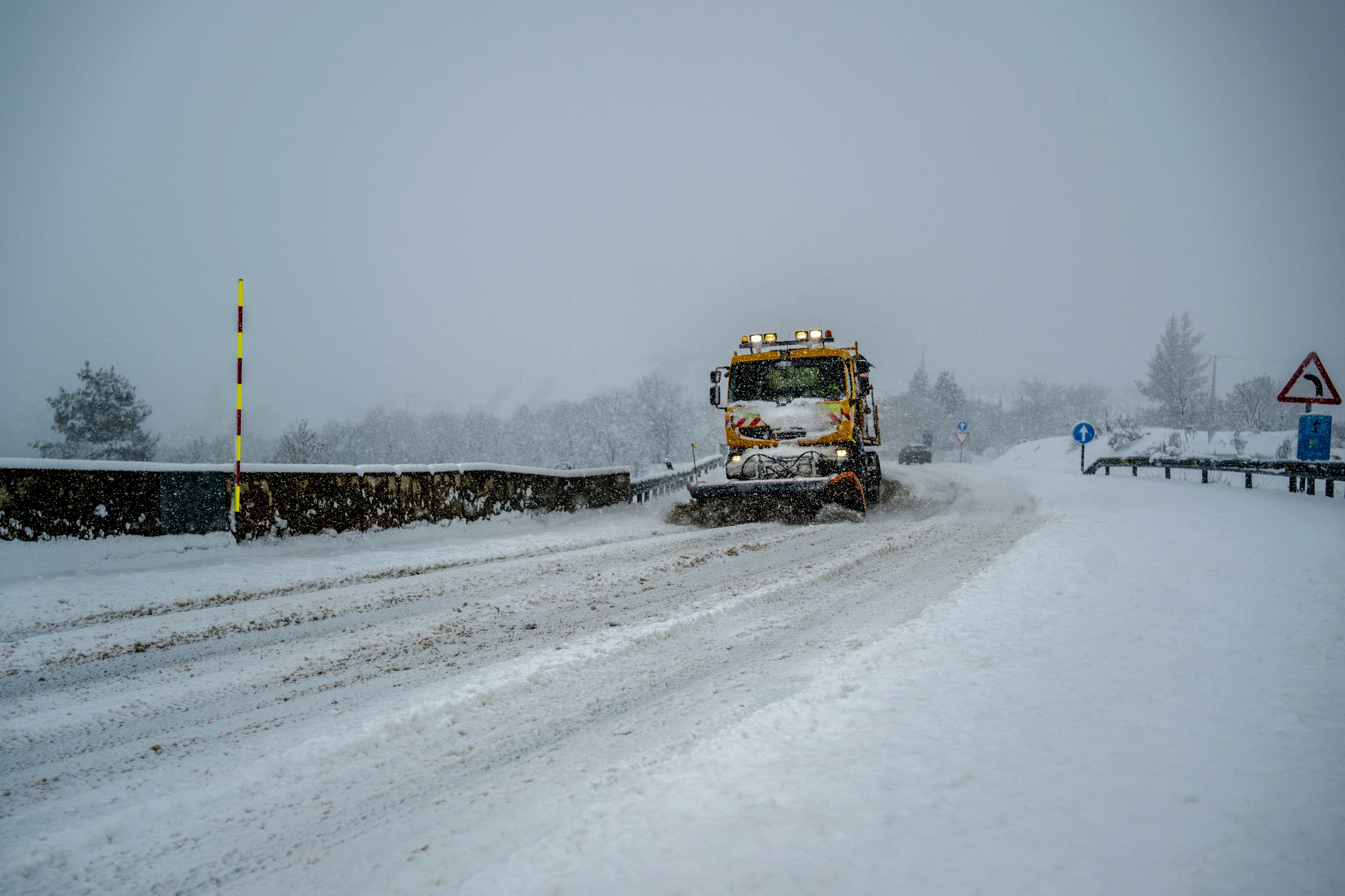 Vista de la Autovía A-52, cubierta de nieve en el municipio de A Gudiña (Ourense), este viernes.