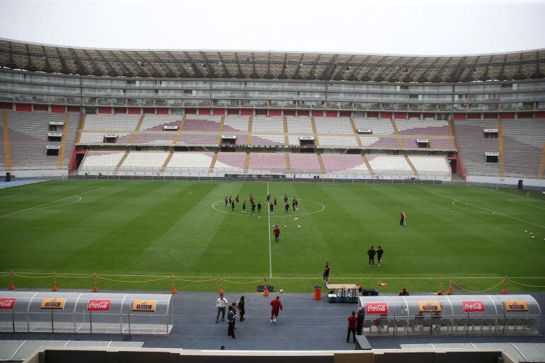 Jugadores de la selección peruana entrenan en el Estadio Nacional de Lima