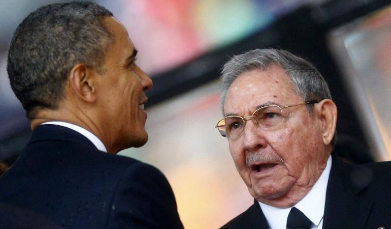 Obama y Castro se saludan durante el funeral en memoria del expresidente de Sudáfrica, Nelson Mandela