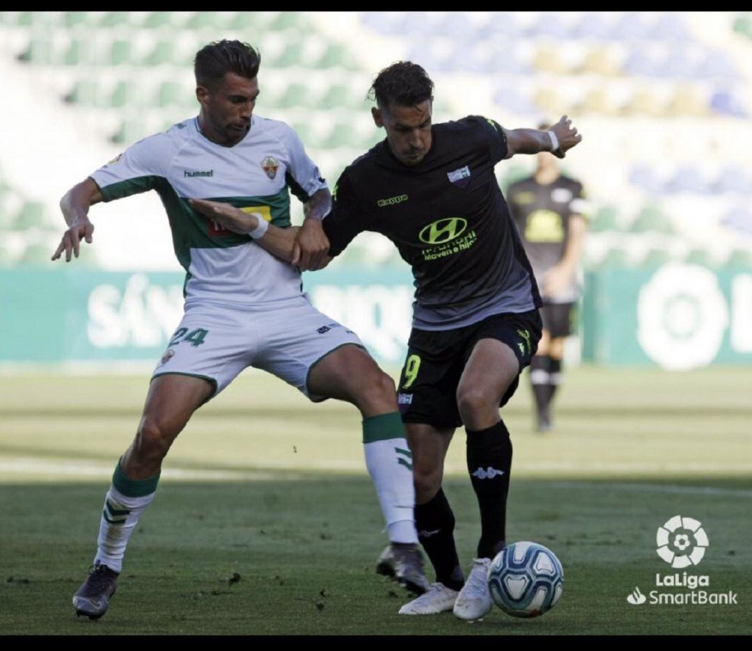 El central del Elche Josema pugna con un contrario en un partido de Liga