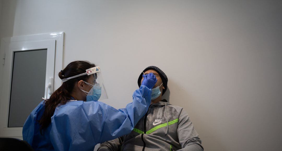 Un hombre se somete a una prueba PCR