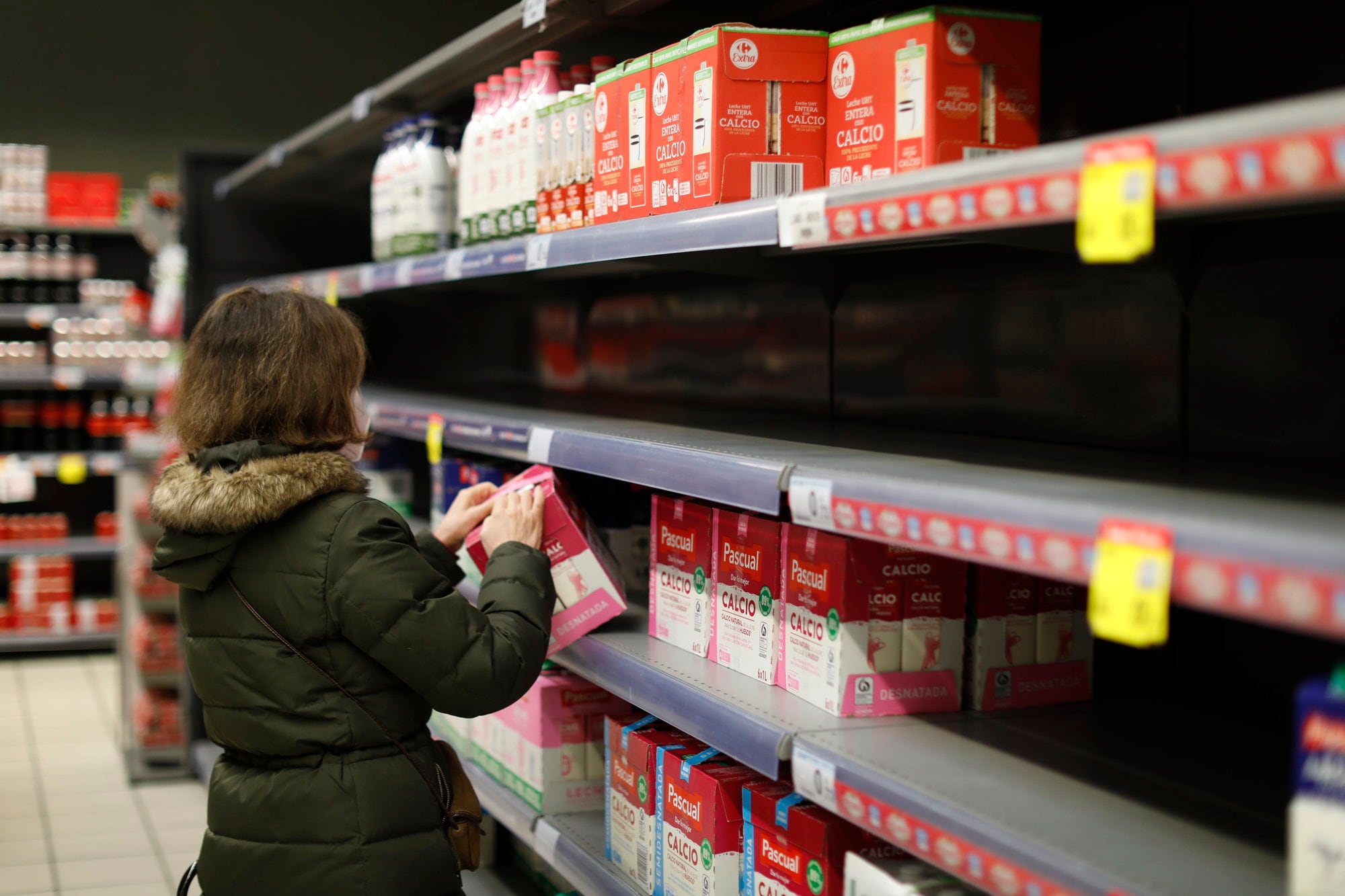 Imagen de una mujer comprando leche en un supermercado de Madrid