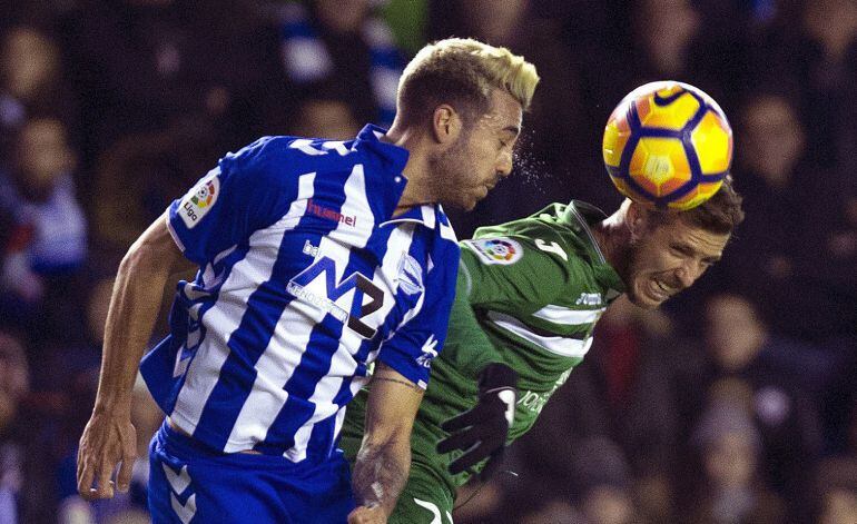 Camarasa y Rubén Pérez pugnan por un balón de cabeza
