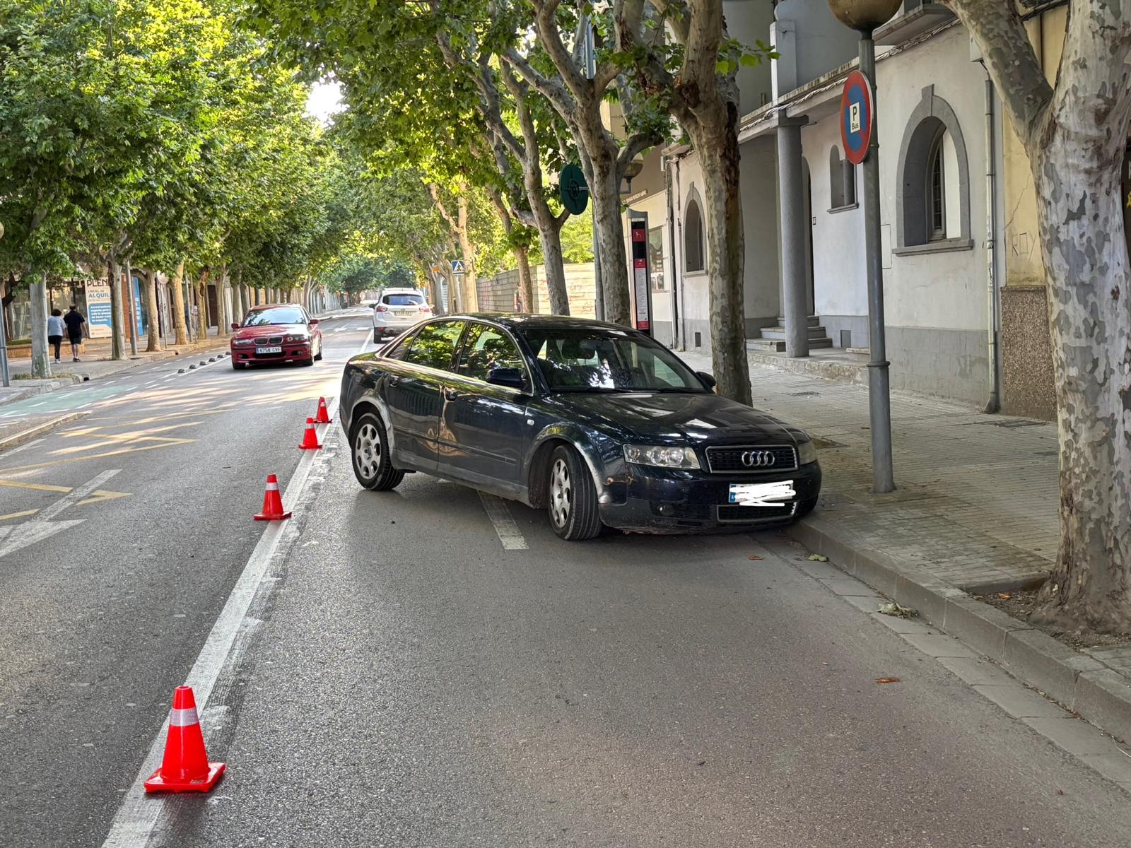 El coche ha acabado chocando contra la acera