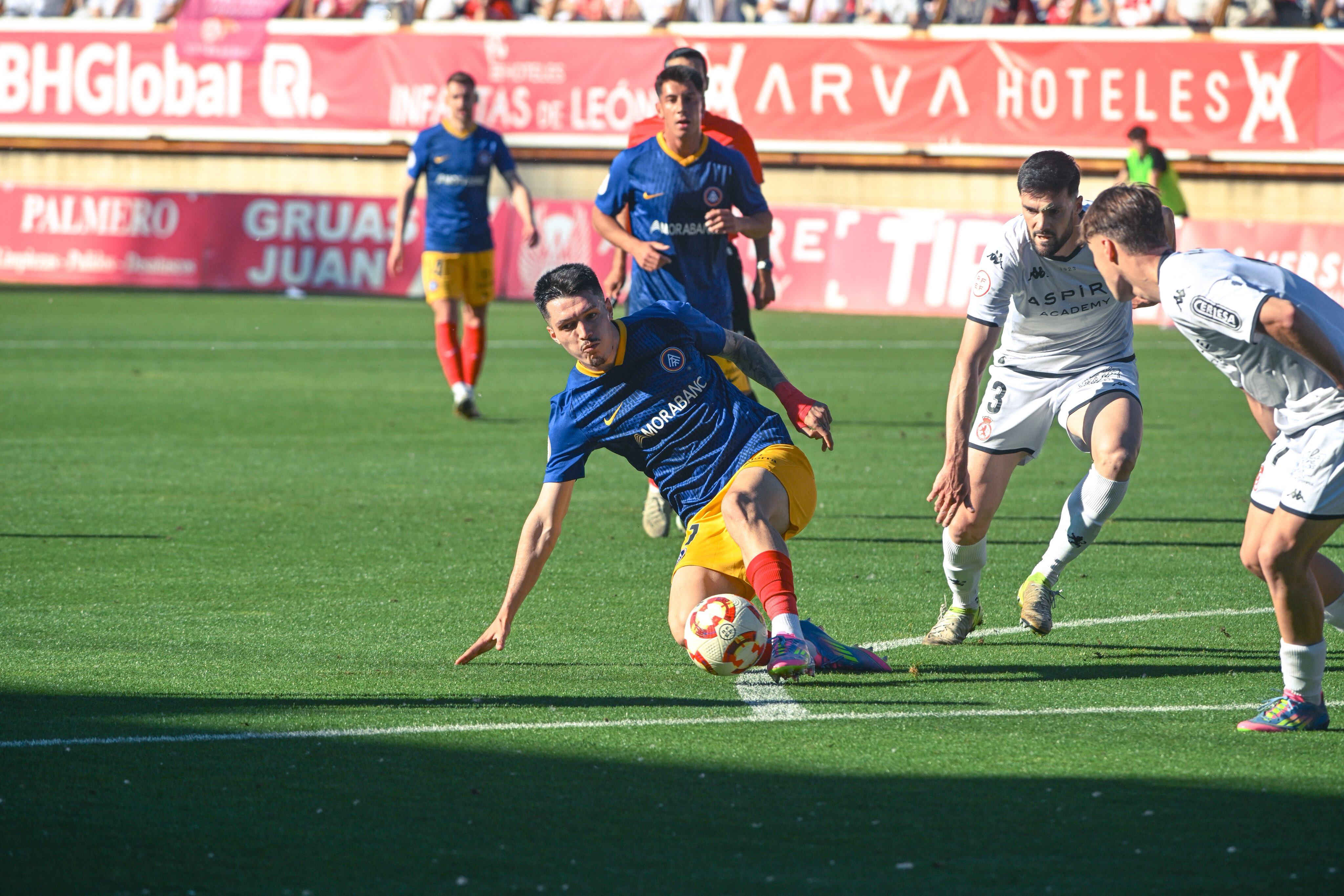 Un moment del partit entre la Cultural Leonesa i l'FC Andorra que va finalitzar amb empat a 1, tancat la lliga regular a Primera RFEF
