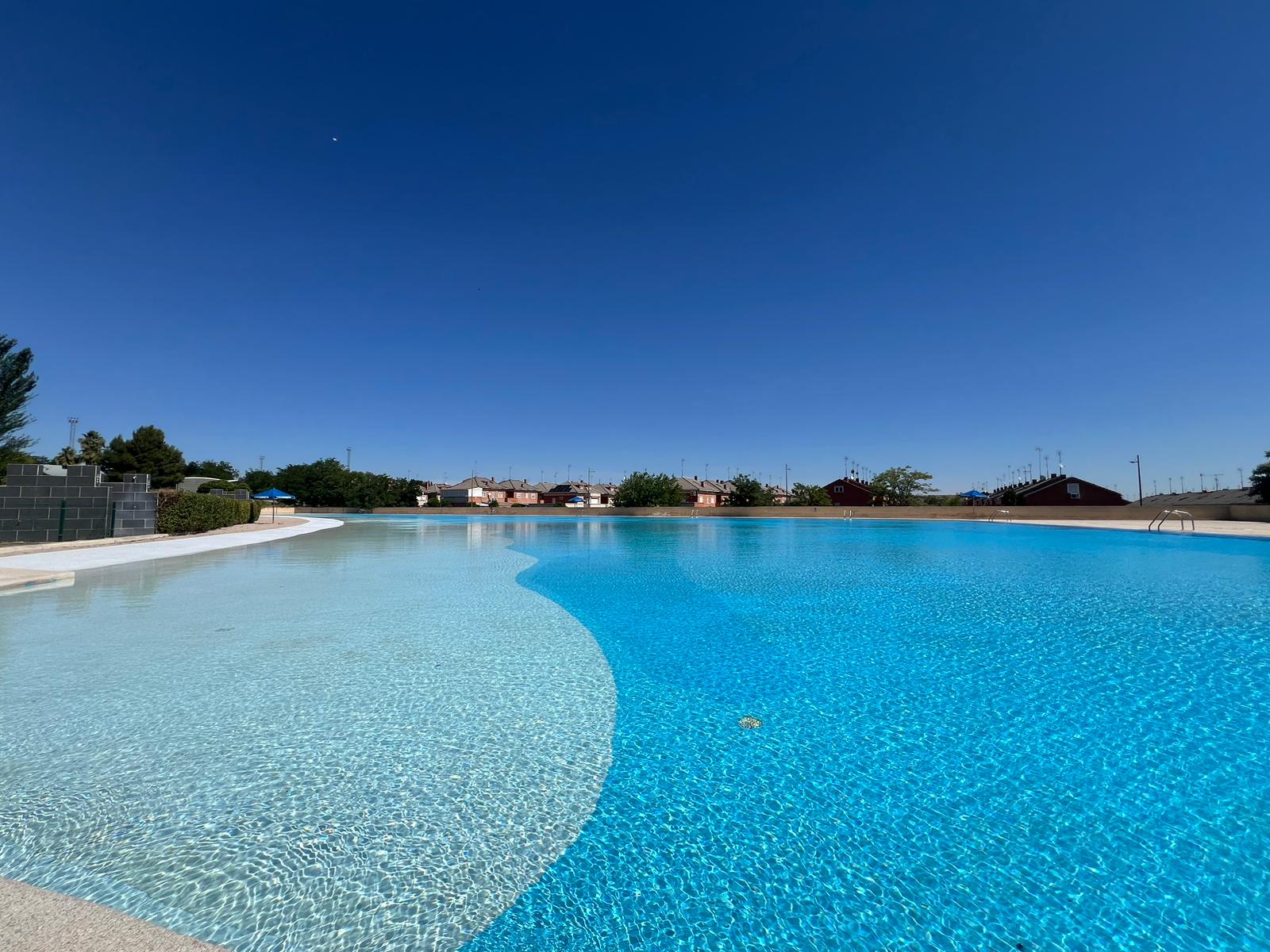 La mayoría de usuarios de las piscinas se da una ducha al salir para quitarse el cloro que puede irritar la piel, pero no hace lo mismo al entrar.