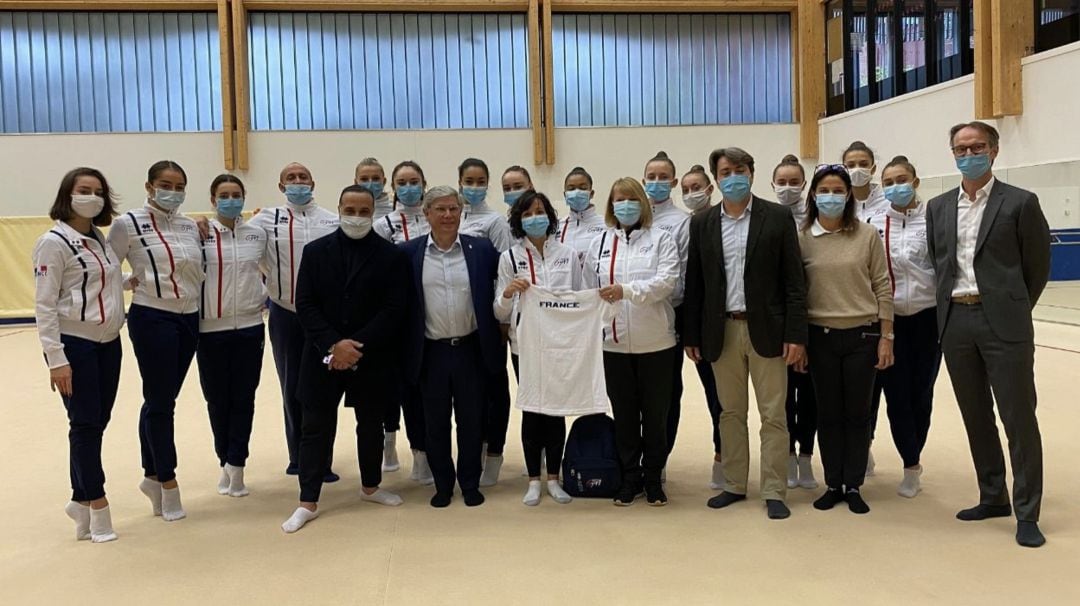 Sara Bayón sujeta la camiseta de Francia junto a Baranova y el resto de integrantes de su nueva selección.