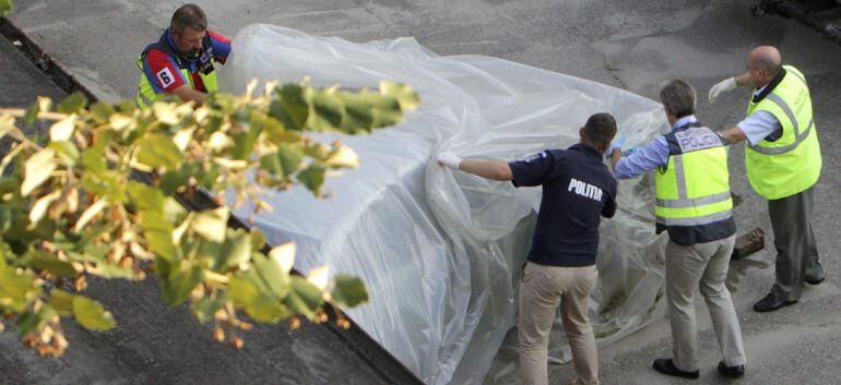 Una unidad de la policía científica española durante el análisis que ha realizado hoy del coche de Sergio Morate