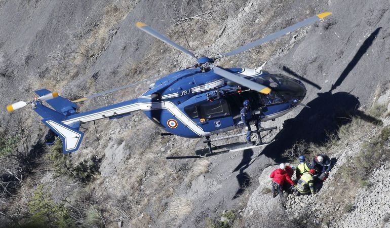 HOR120. Le Vernet (France), 29/03/2015.- Search workers are deployed by helicopter at the crash site of the Germanwings Airbus A320, to collect debris and find the second black box, above the town of Seyne-les-Alpes, southeastern France, 29 March 2015. Search crews resumed helicopter flights to the remote mountainside where Germanwings Flight 4U 9525 from Barcelona to Duesseldorf crashed after a rapid descent, killing all 150 people aboard on 24 March. (Francia) EFE/EPA/YOAN VALAT