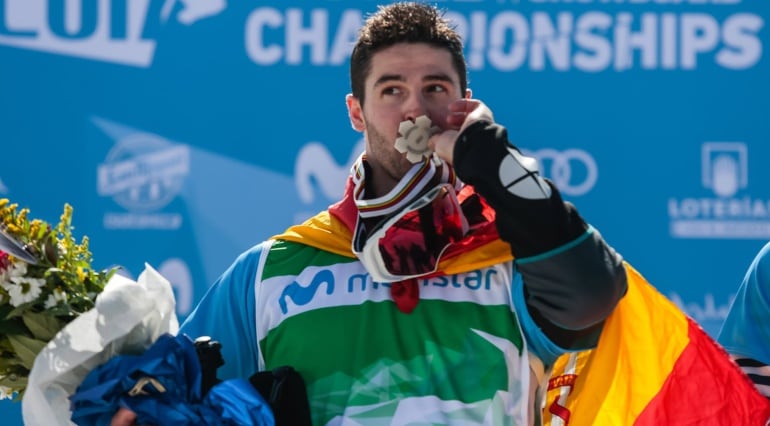 Lucas Eguibar luce en el podium su medalla de plata tras lograr el segundo puesto en la final individual de &#039;boardercross&#039; del Mundial de Sierra Nevada.