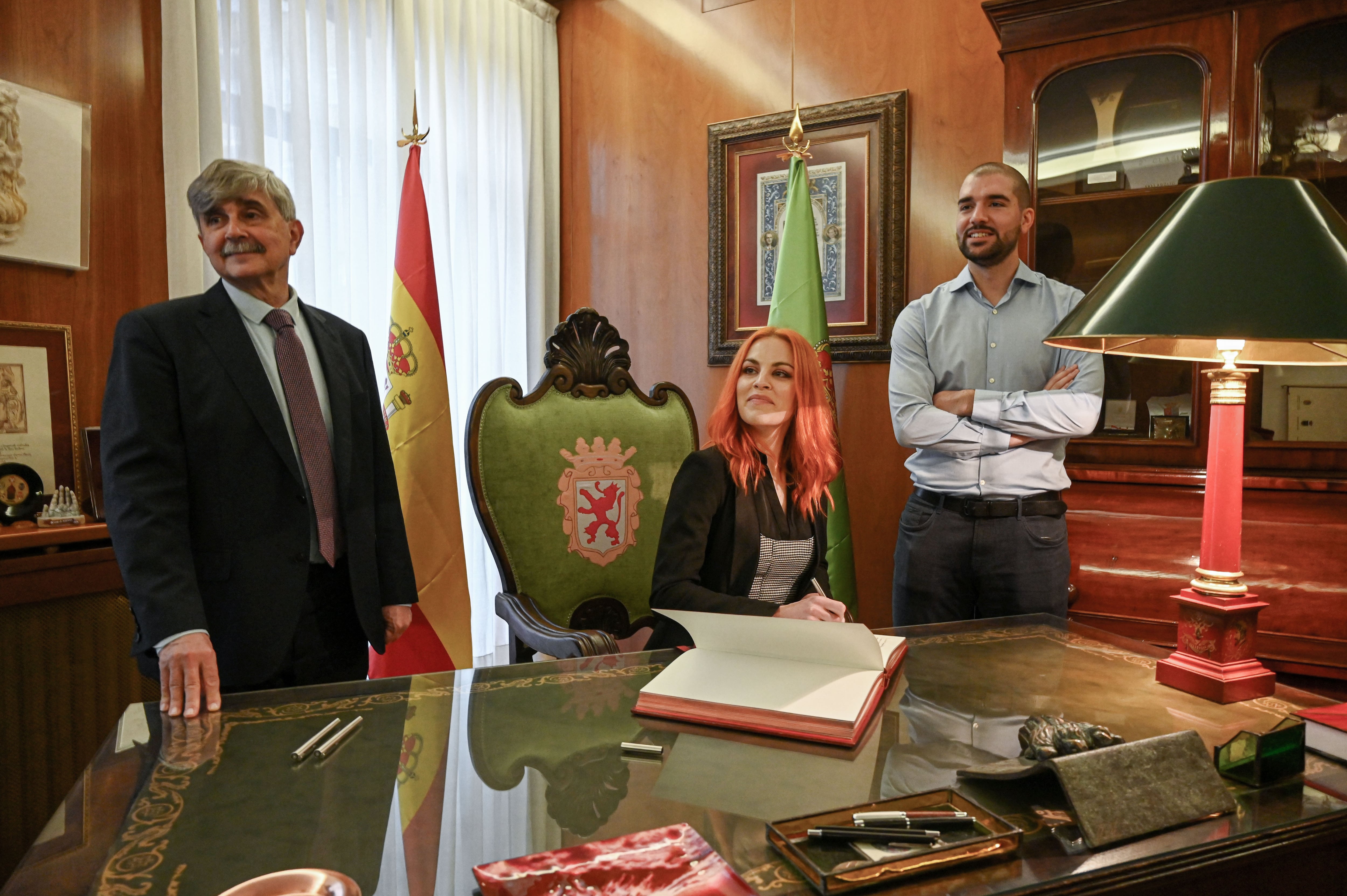 LEÓN, 15/12/2022.- Los leoneses Pablo Álvarez y Sara García, los dos astronautas españoles de la Agencia Espacial Europea (ESA), son homenajeados este jueves por la Universidad de León (ULe) en la que ambos se formaron y protagonizan un encuentro con estudiantes que ha levantado gran expectación, durante su visita al Campus acompañados del rector, Juan García Marín (i). EFE/ J. Casares