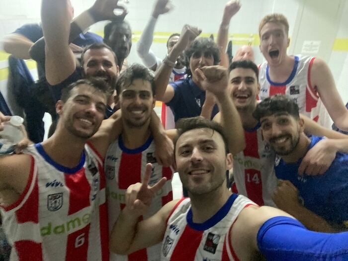 La plantilla celebra el triunfo