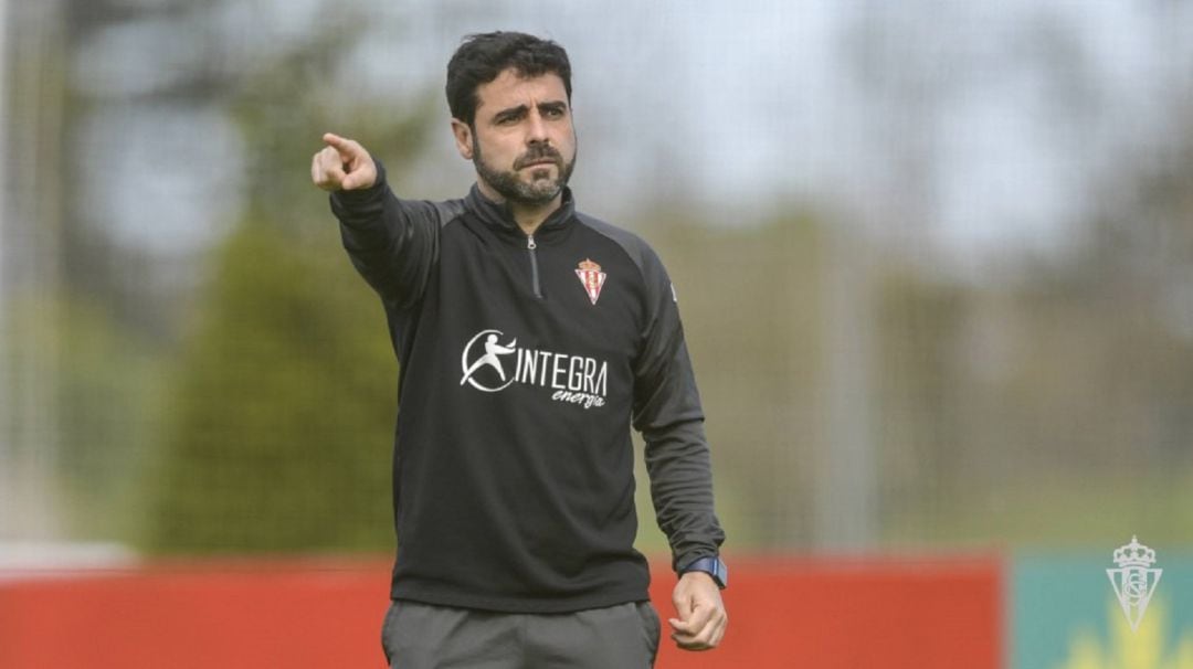 David Gallego da indicaciones durante el entrenamiento de este jueves.