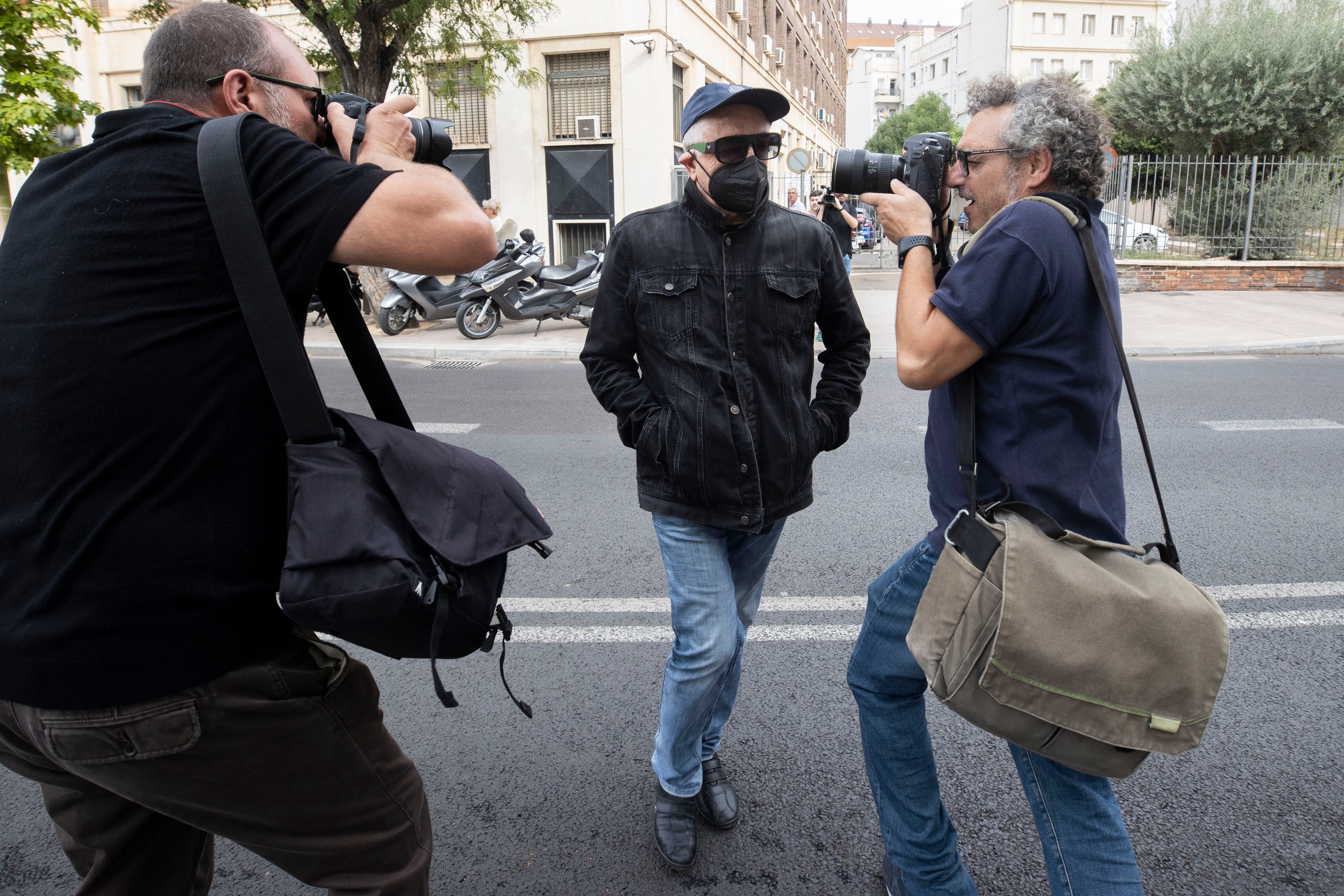 MURCIA, 07/10/2024.- Uno de los tres entre los seis condenados por prostitución de menores a su llegada a la vistilla para decidir sobre la suspención de la pena de prisión, este lunes en el Palacio de Justicia de Murcia. EFE/Marcial Guillén
