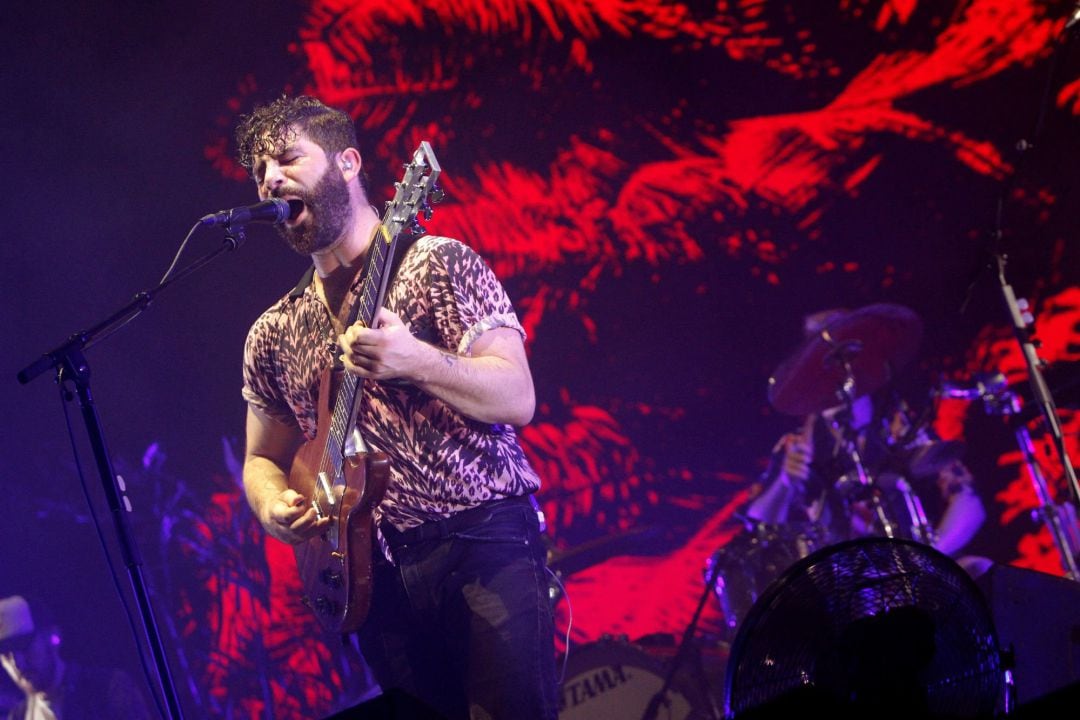 El vocalista y guitarra Yannis Philippakis, de la banda inglesa Foals, durante su actuación el viernes en el Festival LOW 2019 que se celebra en Benidorm. 