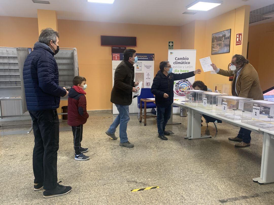 Las votaciones tuvieron lugar durante todo el domingo, hasta las siete de la tarde en Ponferrada y Cacabelos