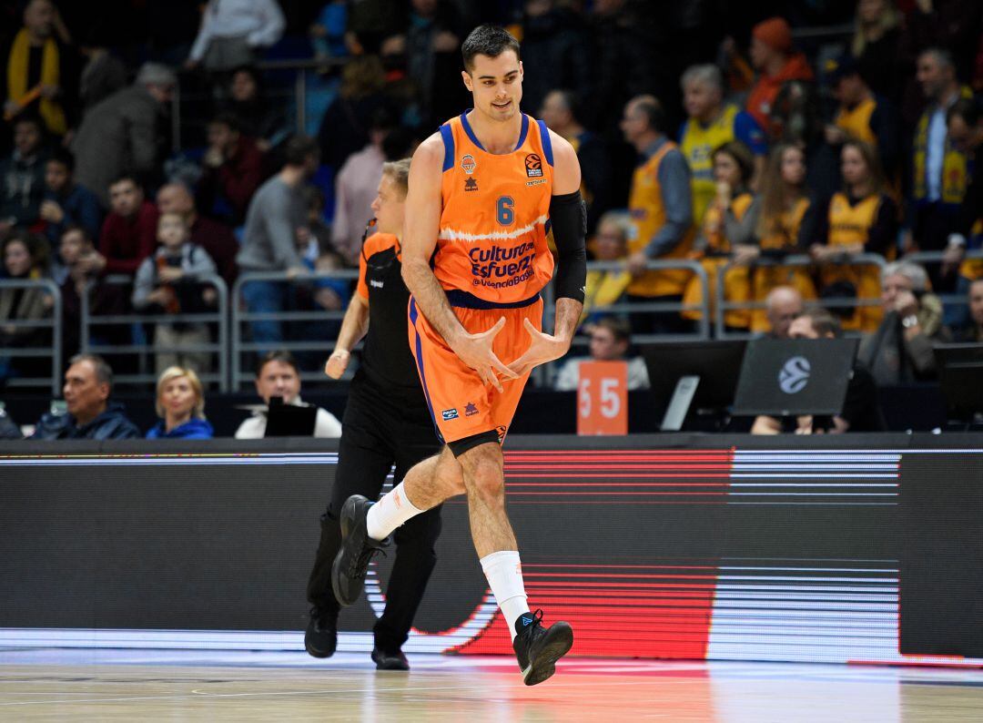 Alberto Abalde celebra una canasta en la cancha del Khimki.