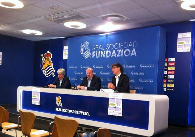 Andoni Iraola, director del a Fundación Real Sociedad; Alex Uranga, consejero de la Real; y Luki Iriarte, director del fútbol formación de la Real, presentan el torneo en Zubieta.