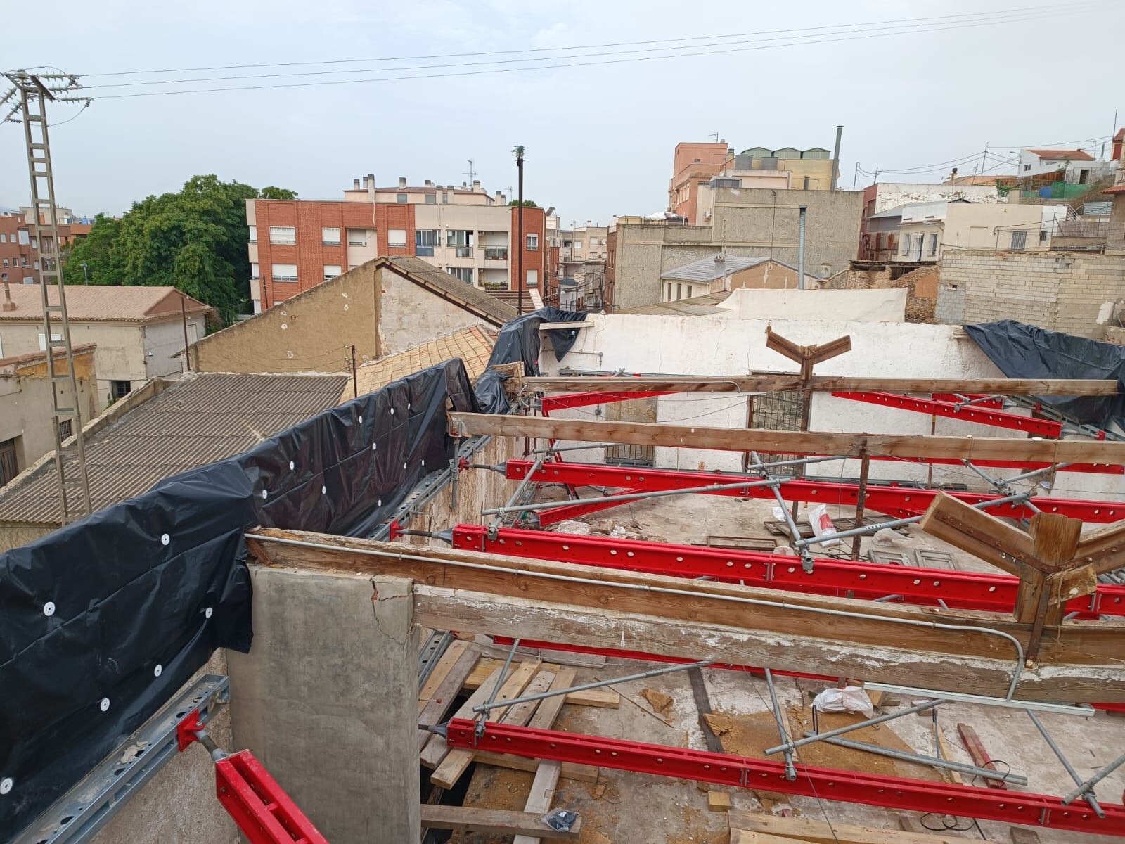 Los trabajos que se están realizando consisten en la estabilización de la fachada principal del edificio y en la cubrición de la maquinaria de molienda, principal elemento con valor patrimonial del conjunto. Ayto. Murcia