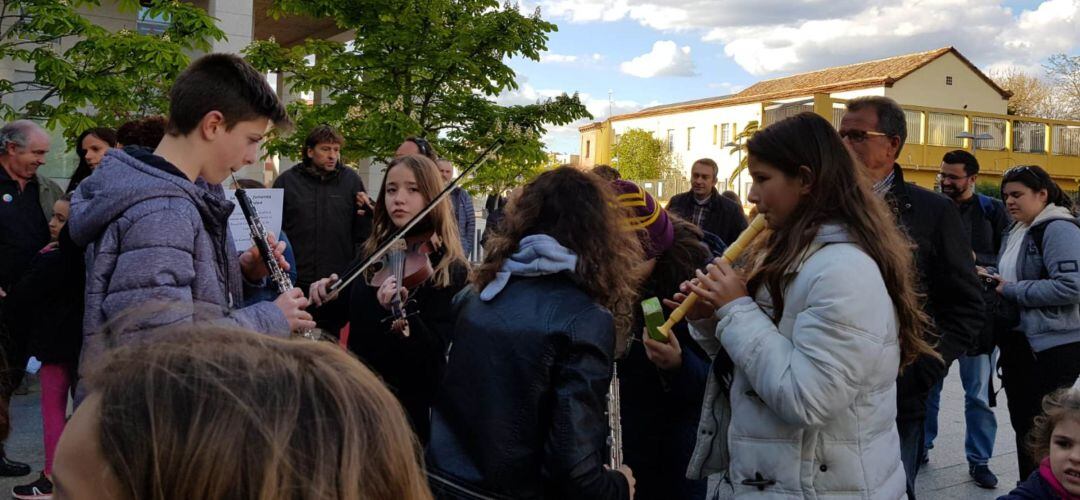 Los alumnos se han concentrado frente al Ayuntamiento