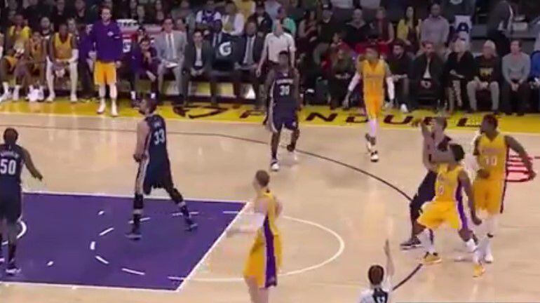 Nick Young, tras lanzar un triple increíble ante los Grizzlies