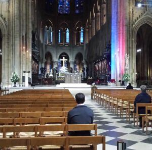 El interior de Notre Dame en la mañana de este domingo.