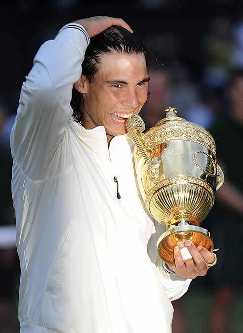 Rafael Nadal arrebató hoy en Wimbledon el título de campeón al suizo Roger Federer para convertir la &quot;Catedral&quot; en un estallido de euforia. El español doblegó al número 1 en su torneo preferido e inauguró, con esta victoria, una nueva era para el tenis español.