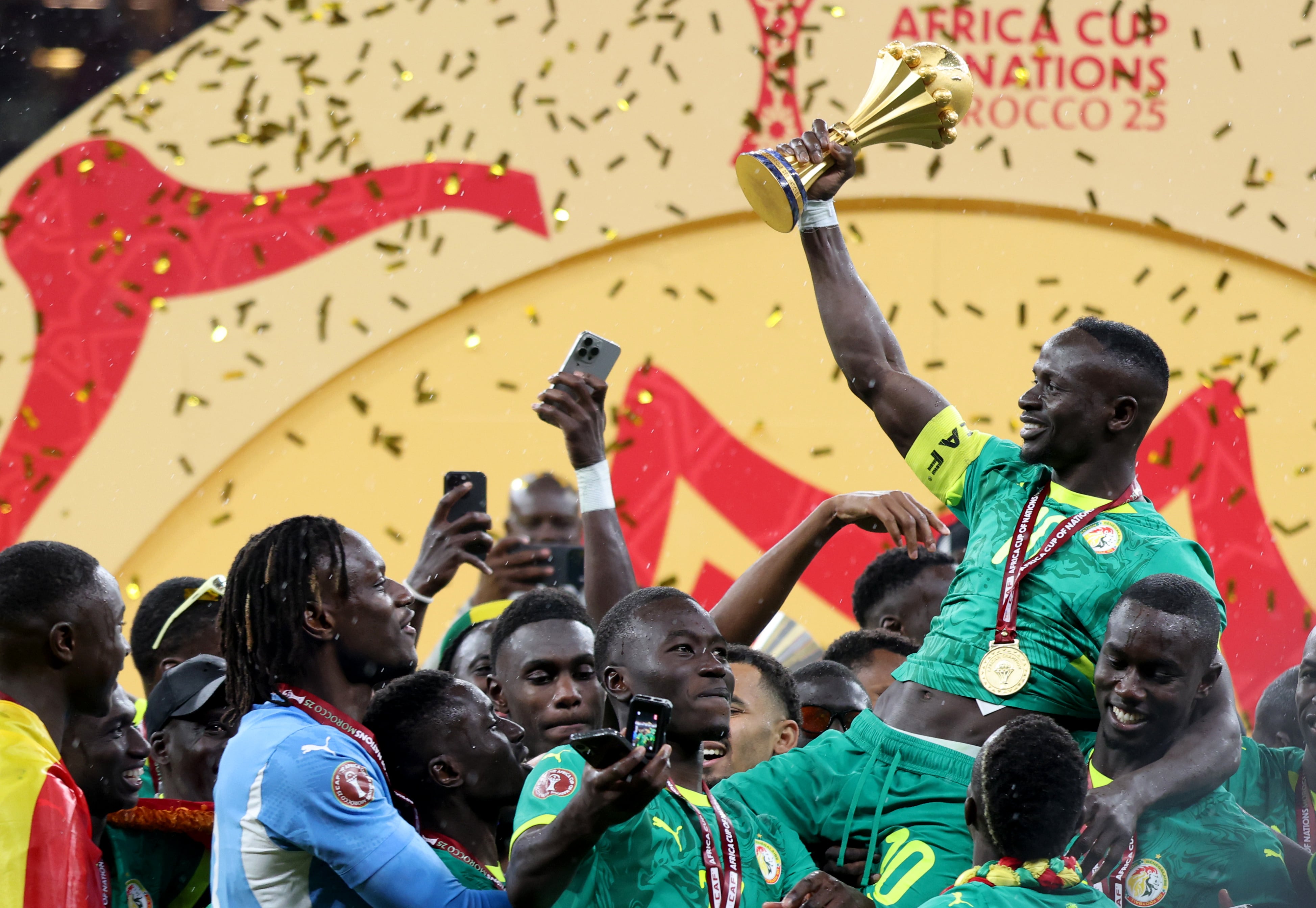 Los jugadores de Senegal celebrando su título en la Copa África