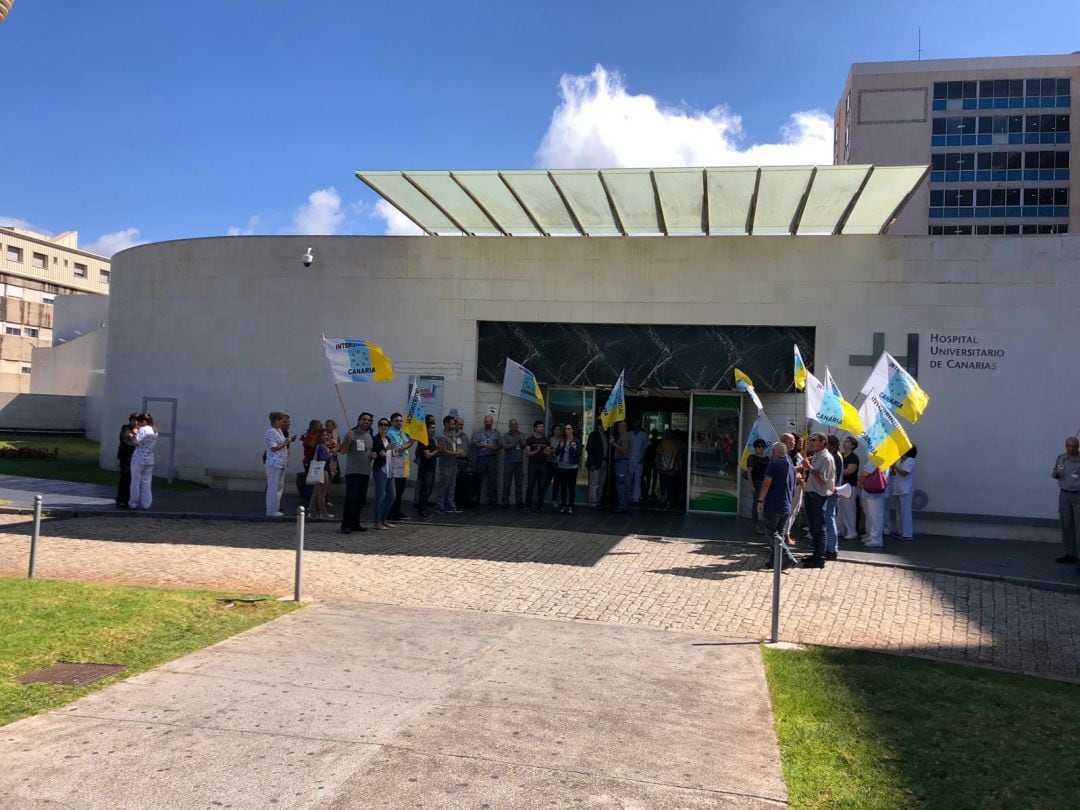 Un momento en la entrada principal del HUC en la primera jornada de paros parciales del mes de junio