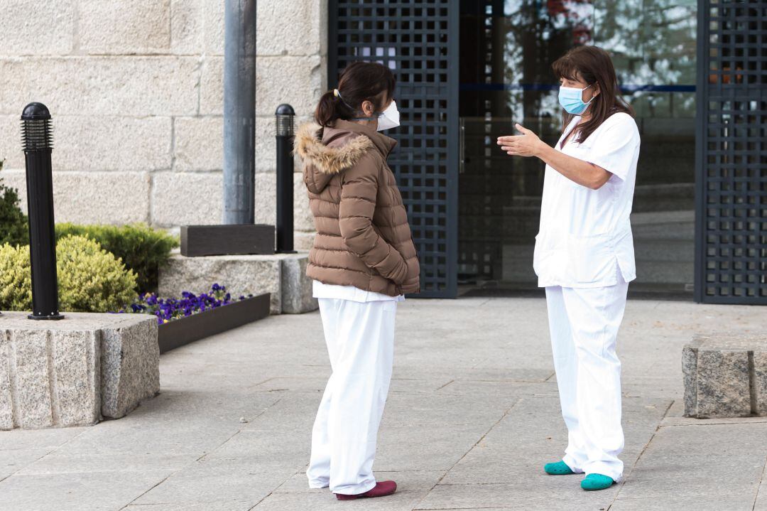 Una médico y una enfermera