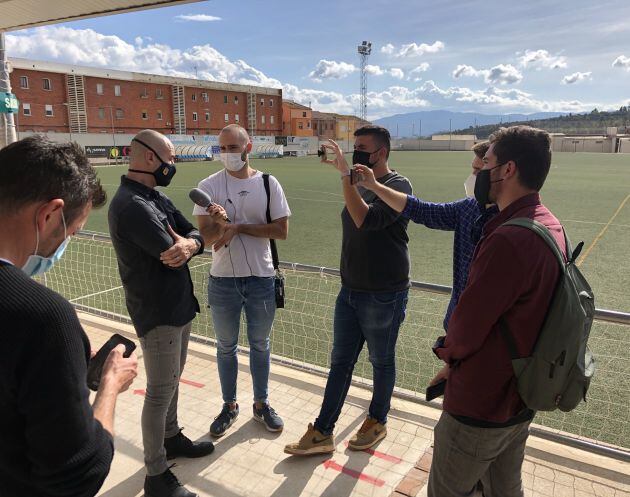 El presidente del Buñol atiende a los medios.