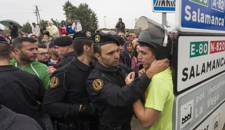 La Guardia Civil intenta liberar al joven encadenado en el recorrido del Toro de la Vega 2015