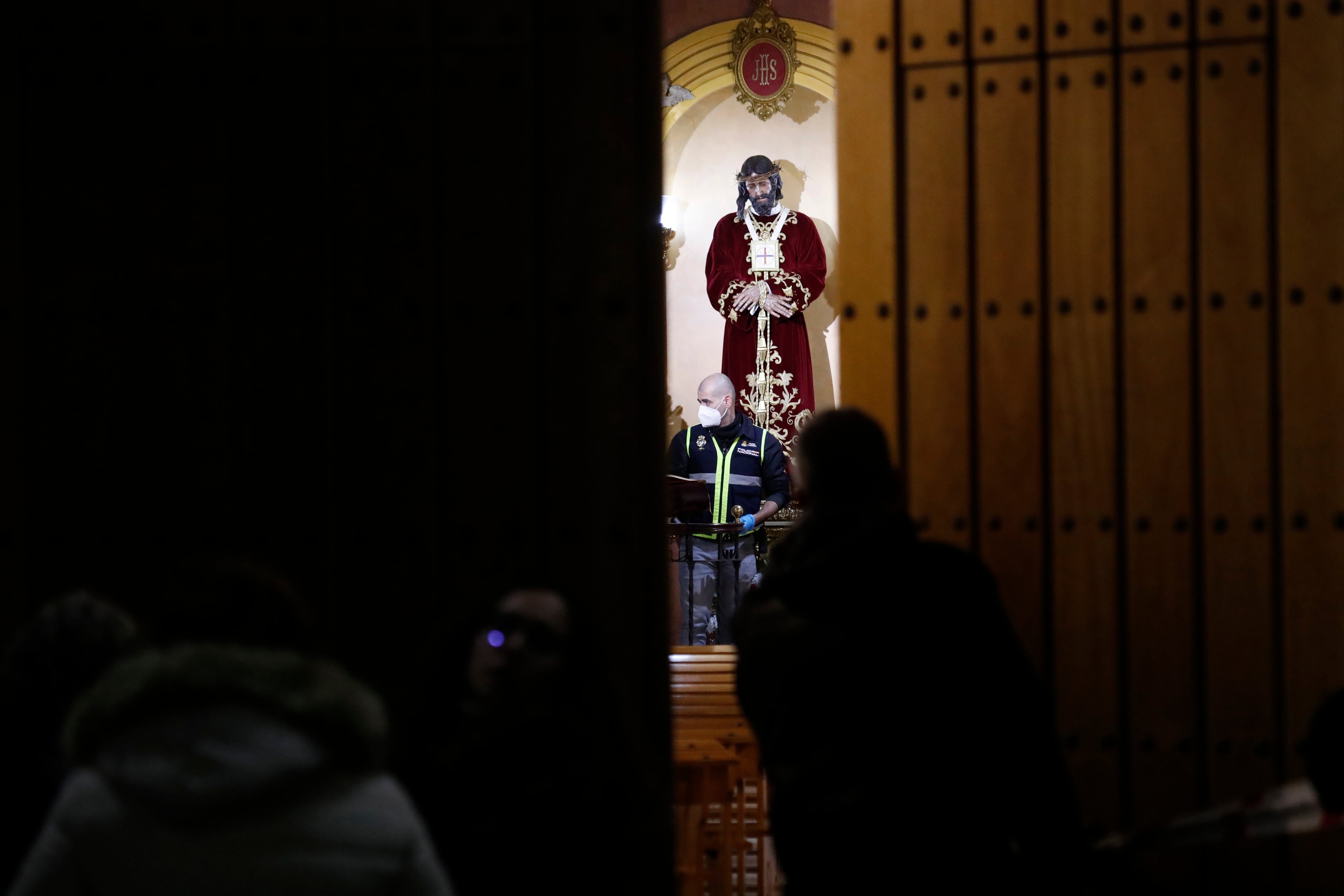 Un sacristán ha fallecido y otras cuatro personas, entre ellas un sacerdote, han resultado heridas este miércoles en un ataque perpetrado con un arma blanca de grandes dimensiones por un hombre de origen magrebí a varias iglesias de Algeciras, en Cádiz.