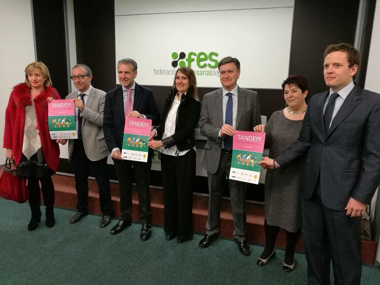 Los responsables de los organismos e instituciones organizadoras de la feria de empleo posan antes de la firma del convenio