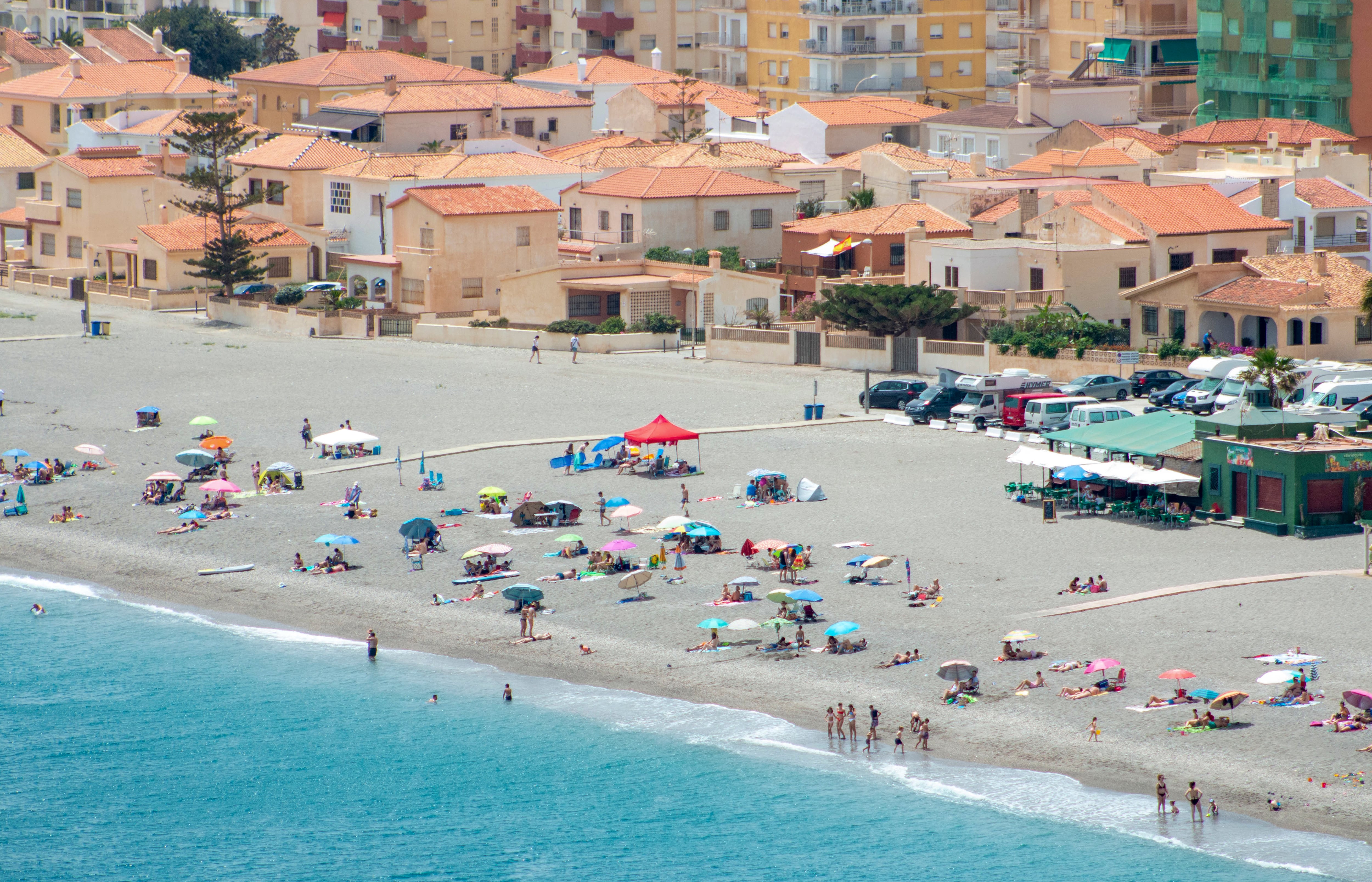 Varias personas disfrutan de la playa de la Calahonda, en Motril.