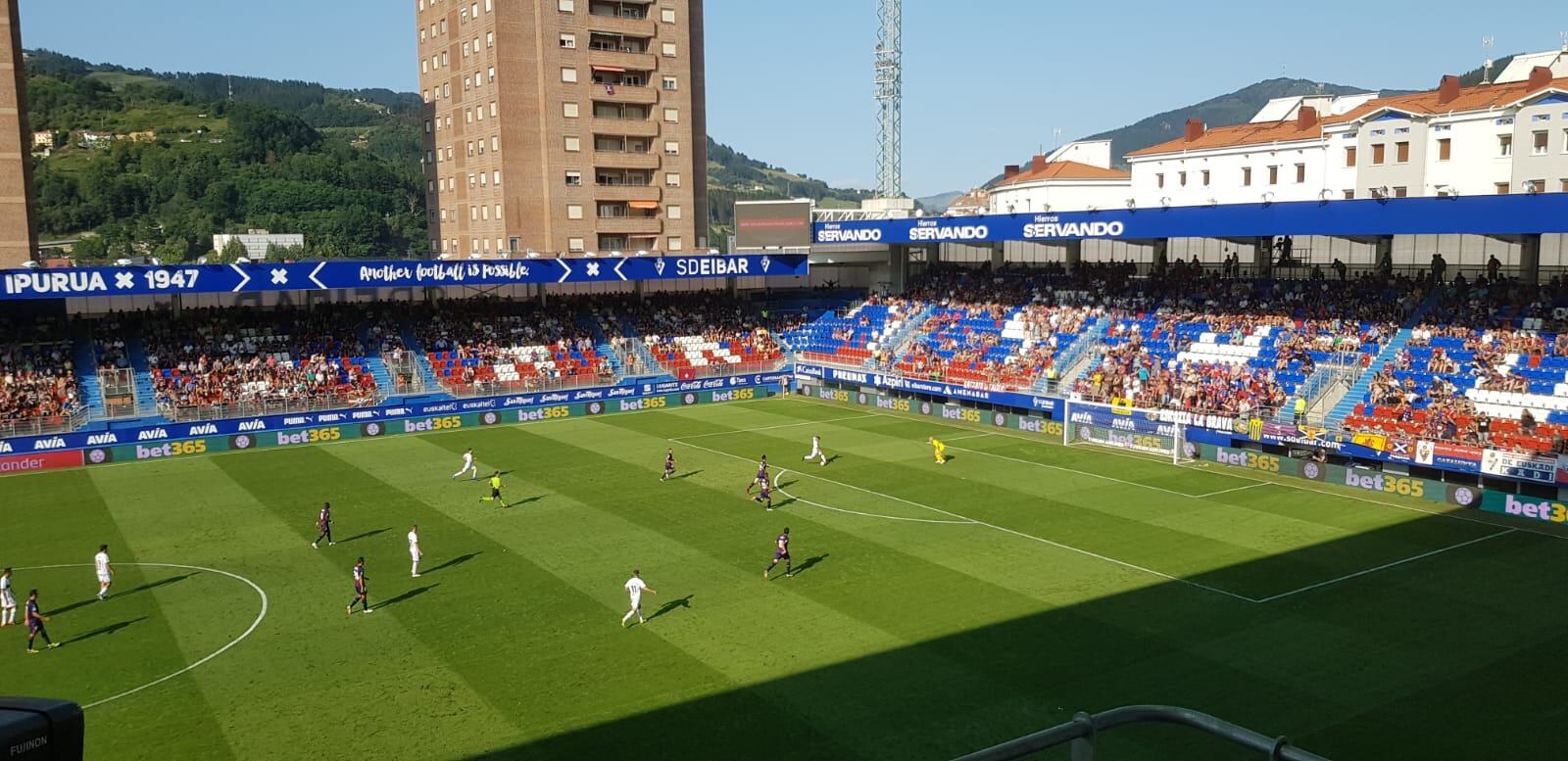 El Huesca en su visita a Ipurúa en el histórico partido en el que consiguió su primera victoria en Primera División en 2018