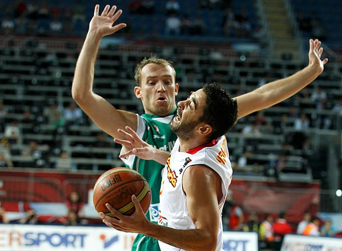 Juan Carlos Navarro lucha un balón durante el partido ante Eslovenia