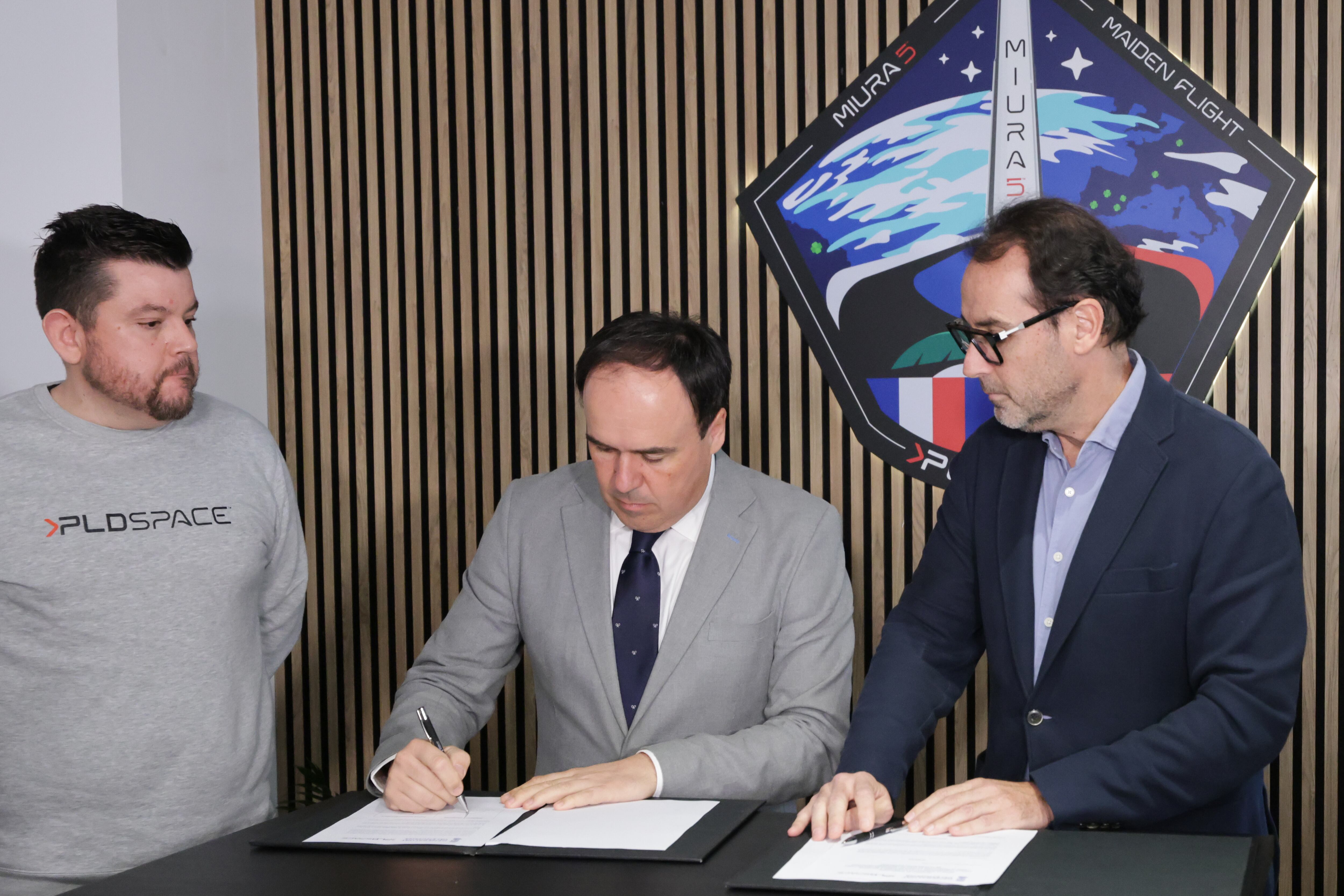 Pérez Llorca, en contacto con el equipo junior del Valencia Basket en Abu Dabi