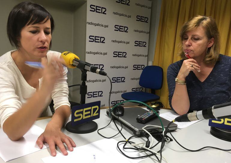 Ana Pontón con Aida Pena en el estudio de Radio Galicia