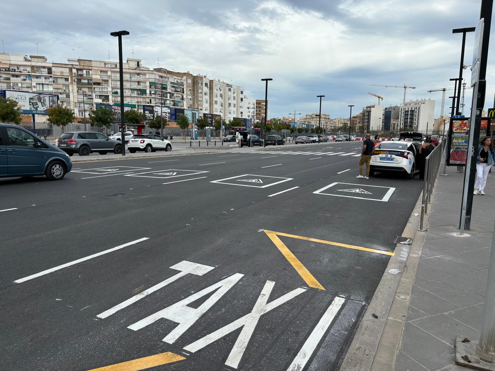 Carril reservado a buses interurbanos y taxis frente a la estación Joaquín Sorolla.