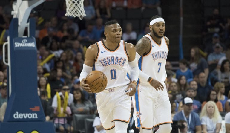 Russell Westbrook controla el balón junto a Carmelo Anthony