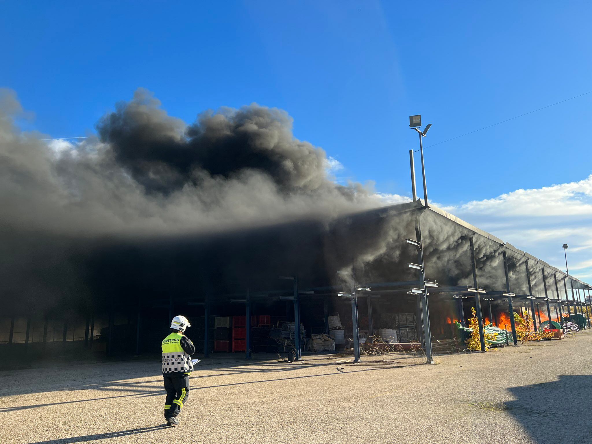 Gran columna de humo provocada por la gran cantidad de material de polietileno