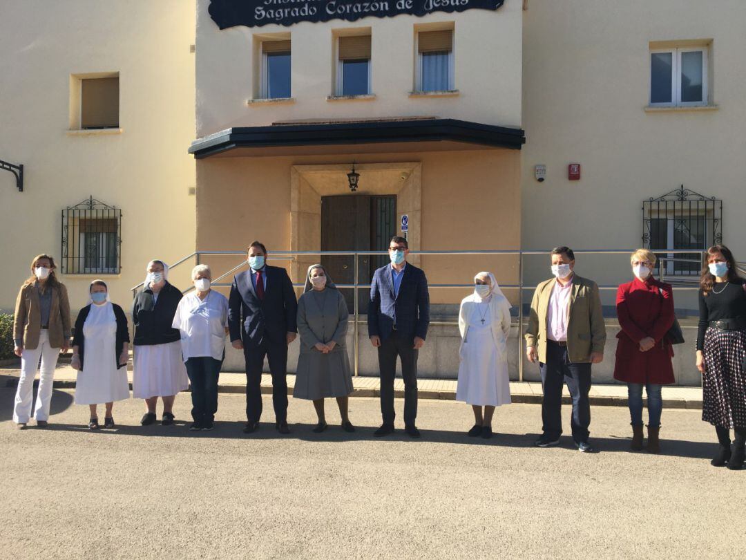 Paco Núñez en la visita a la Institución benéfica del Sagrado Corazón de Jesús, el Cotolengo, en Albacete. 