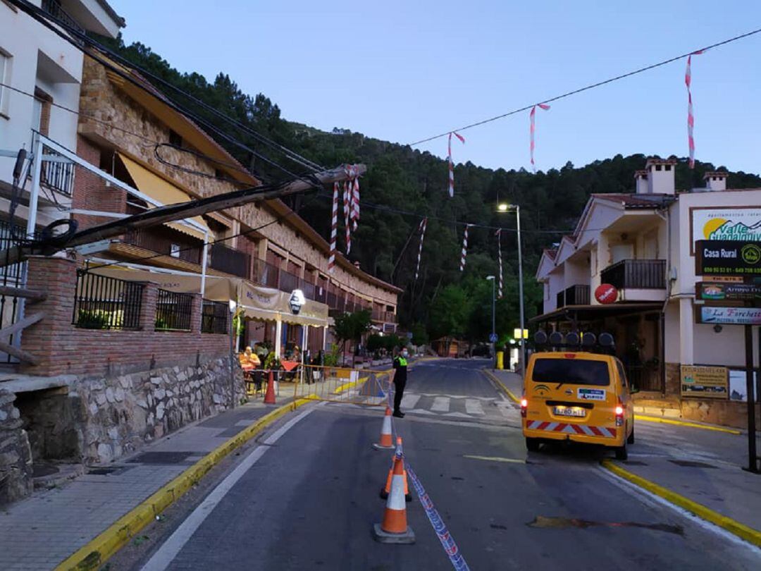 El poste quedó apoyado en una barandilla y el cableado cayó sobre la carretera